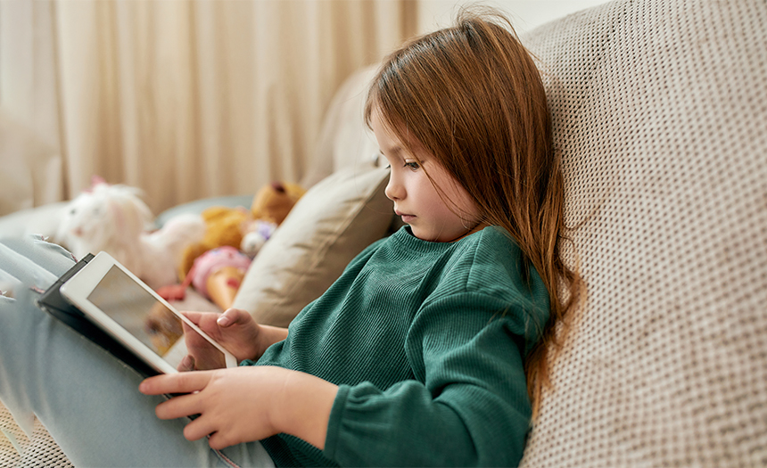 ¿Tu hijo pasa mucho tiempo frente a las pantallas?