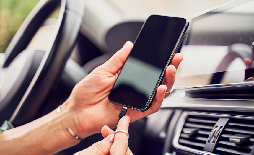 Pros y contras de cargar tu celular en el coche