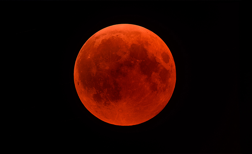 Luna roja aparece en el cielo y llama la atención en redes sociales